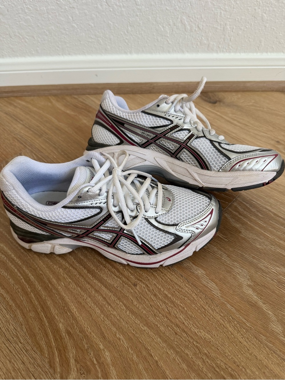 ASICS White Running Sneakers with Black & Burgundy Accents - Picture 4 of 7